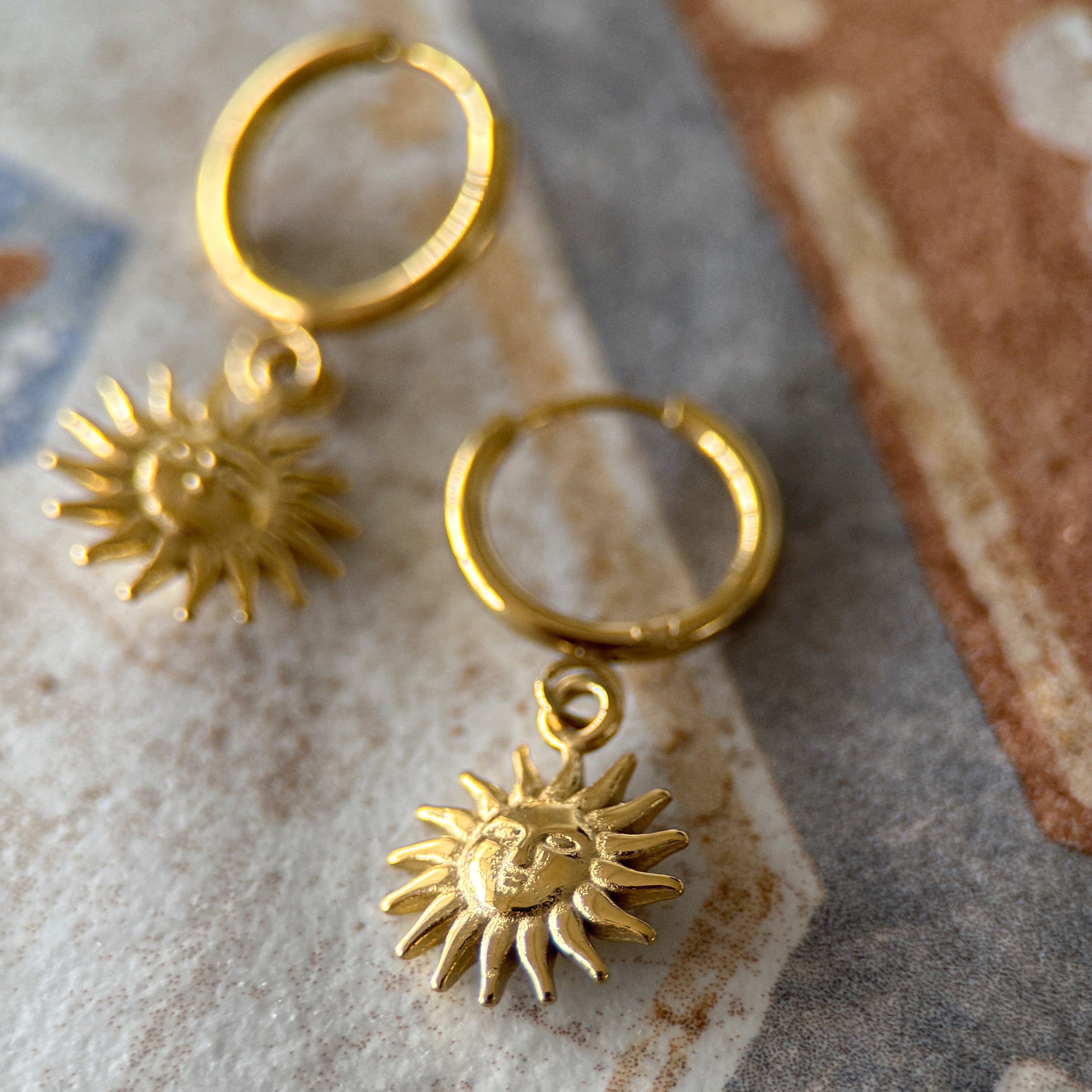 Dainty Sun Huggie